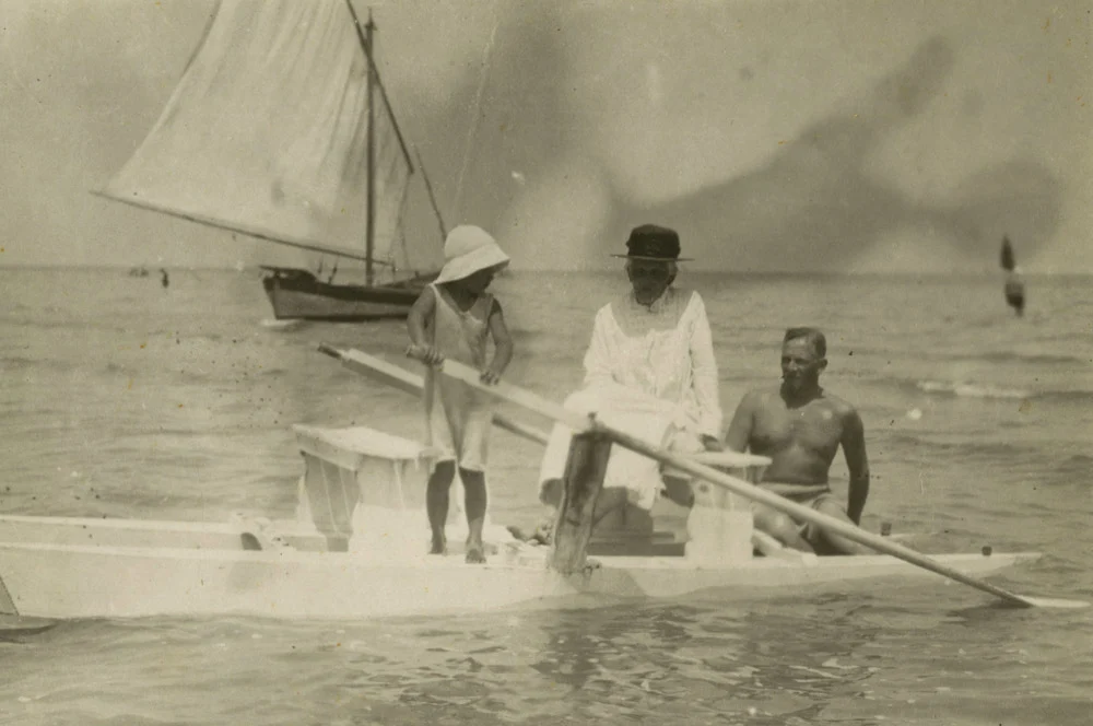 Adam Stadnicki with his daughters and teachers, rafting down the Dunajec, 1925